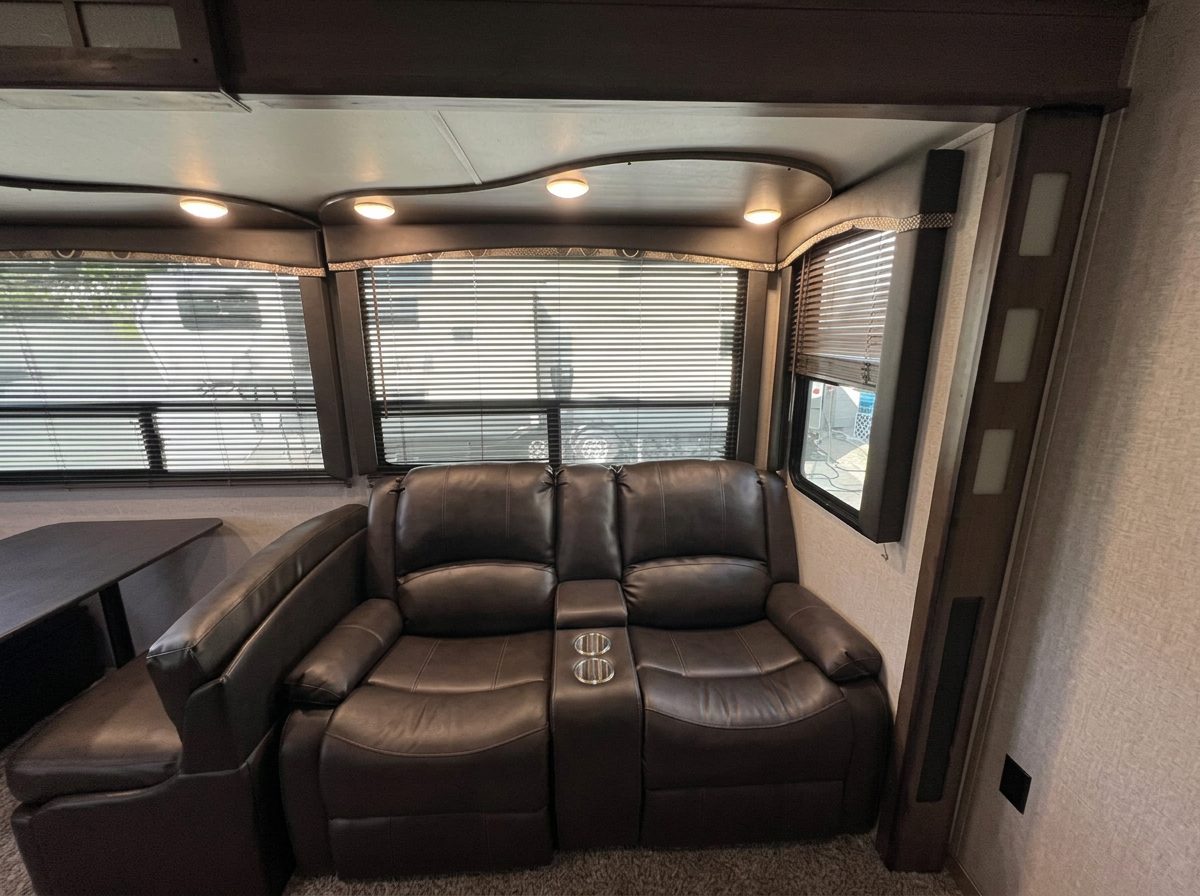 Reclining leather theater seating with a center console
